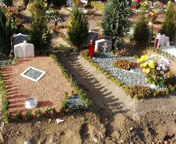 https://www.milanofuneral.it/wp-content/uploads/2021/11/inumazione-giardino-provvisorio-sepolture-milano-funeral-710x580.jpg